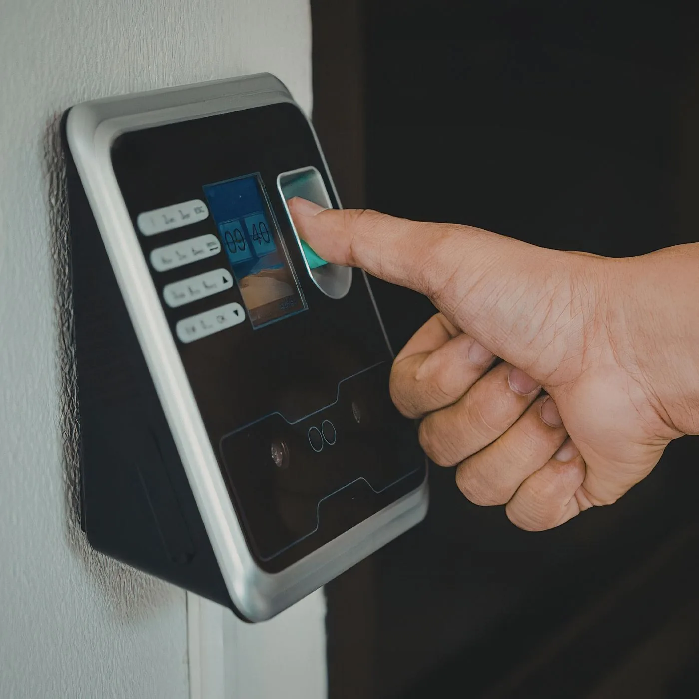 Lettore di controllo accessi con badge su una porta aziendale
