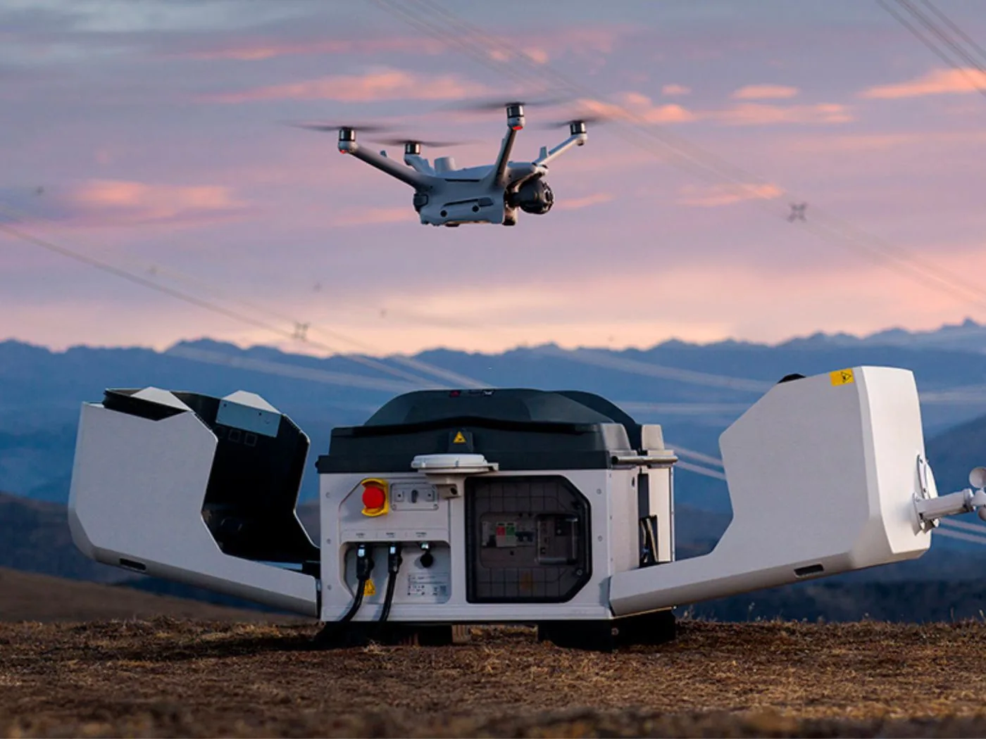 Drone di sorveglianza in fase di decollo dalla sua base di ricarica