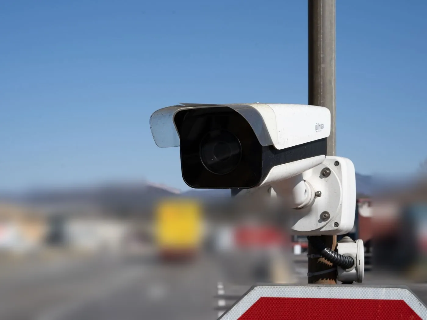 Perimetro di uno stabilimento industriale sorvegliato da telecamere