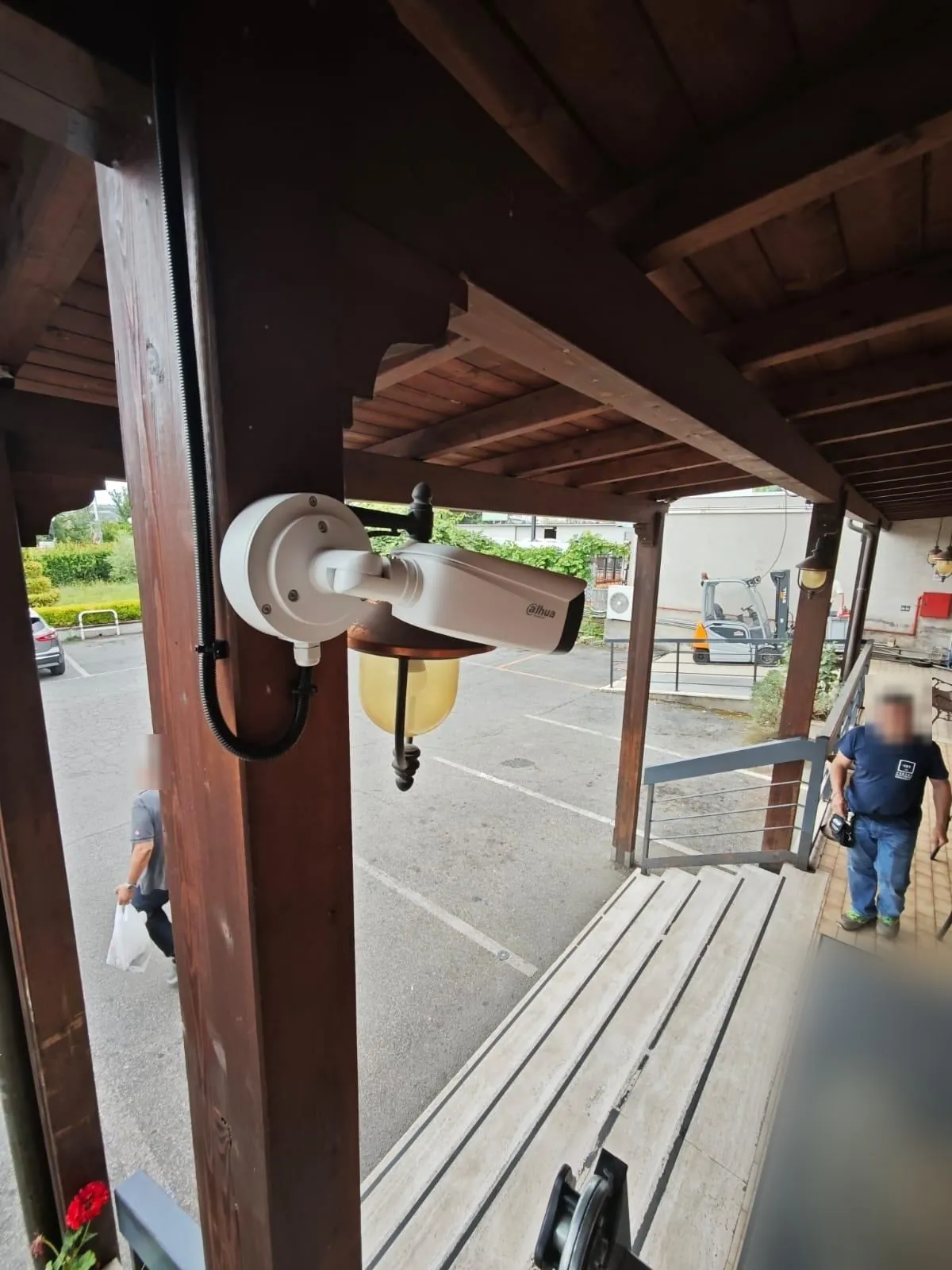 Tecnico Axentra installa una telecamera su una villa privata