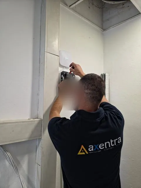 Tecnico Axentra durante l'installazione di un impianto